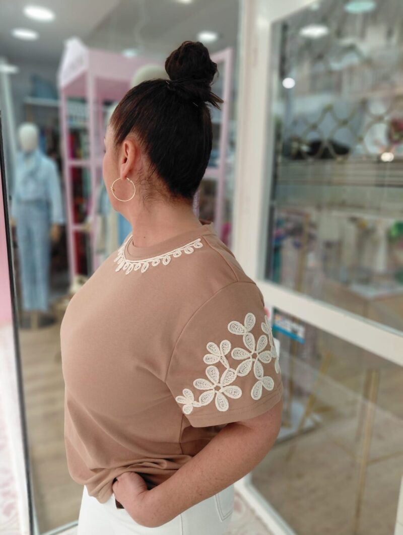 Camiseta Flor Relieve Marrón
