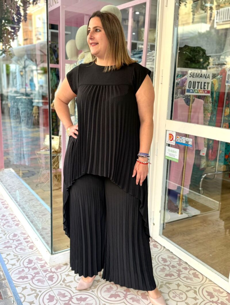 Alternative view of Conjunto Plisado Negro