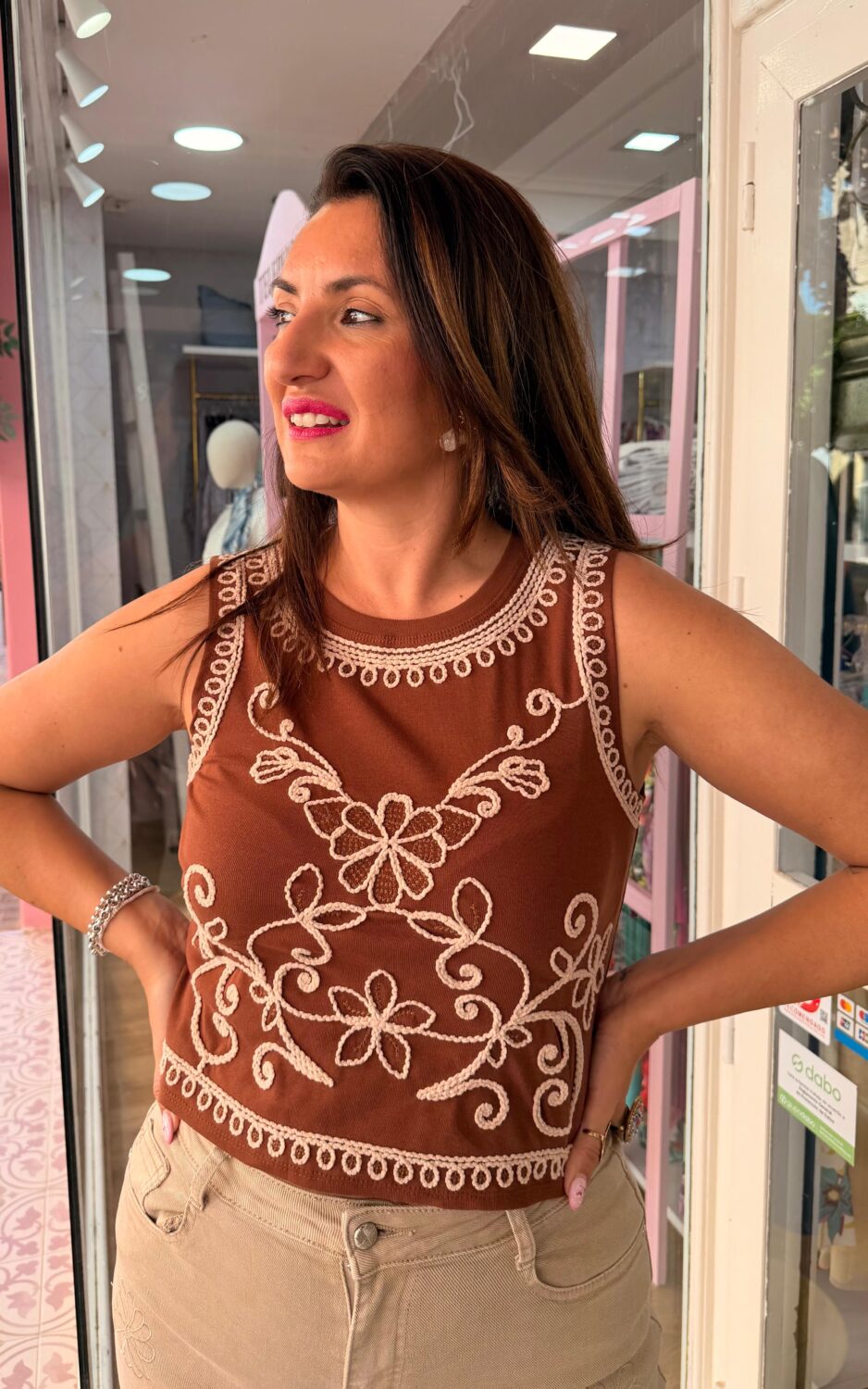 Camiseta Grecia Marrón Chocolate - Imagen 2