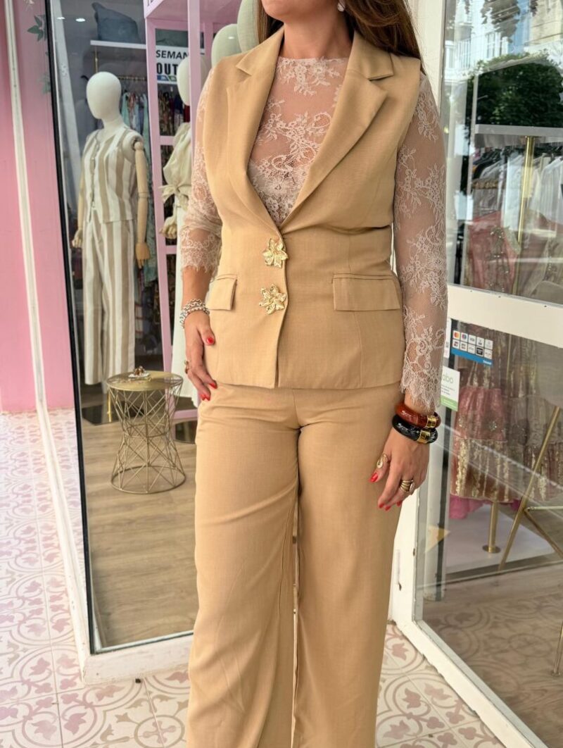 Alternative view of Conjunto Imperio Marrón