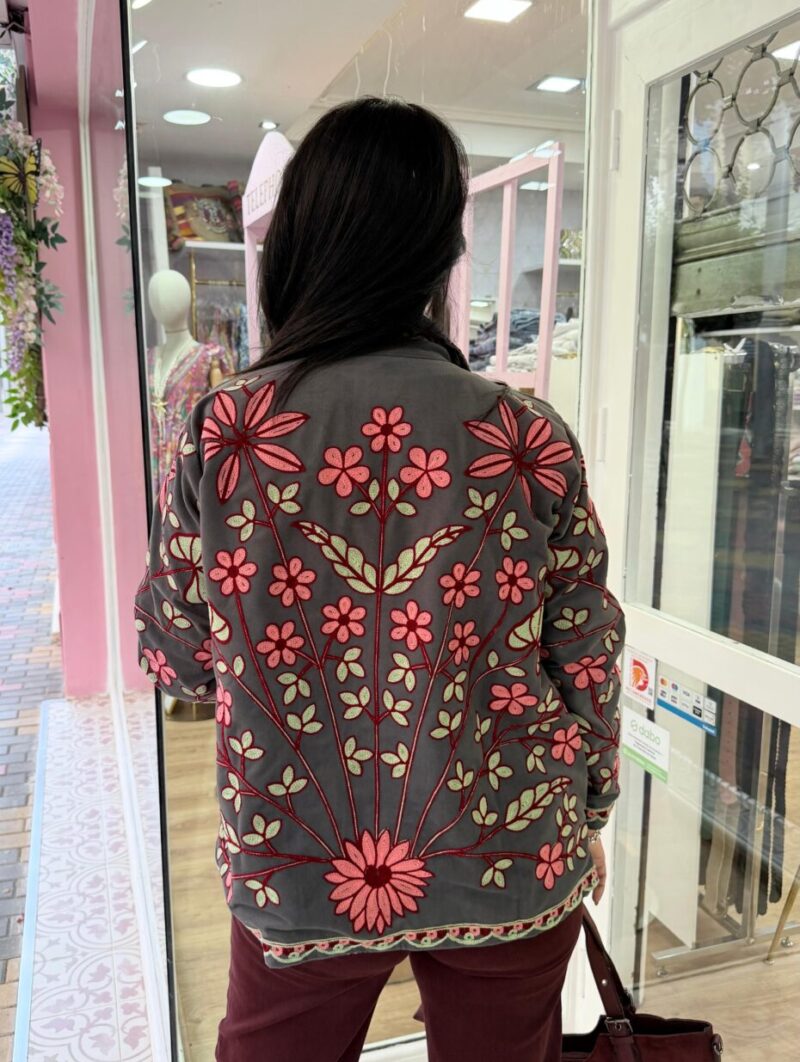 Alternative view of Chaqueta Japón